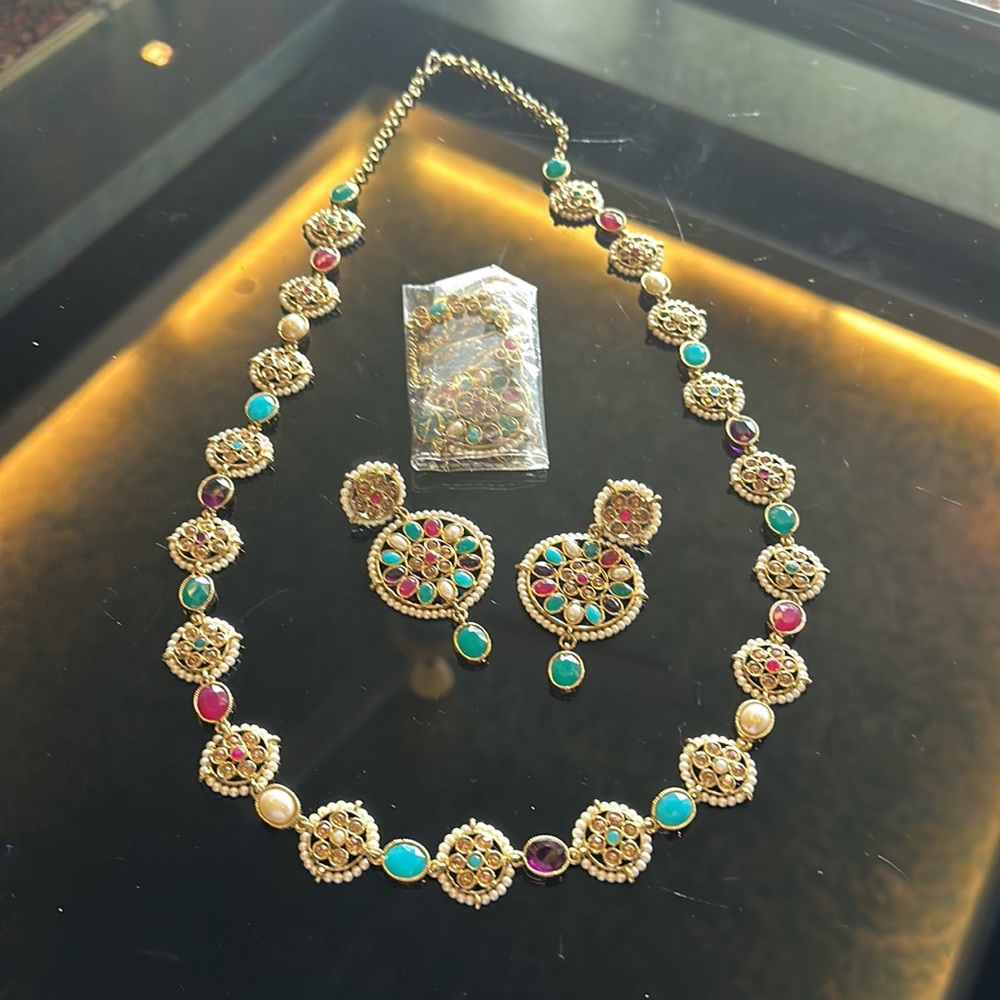 NWOT Colourful Necklace set with Maatha Teeka & matching earrings ! - Picture 3 of 9